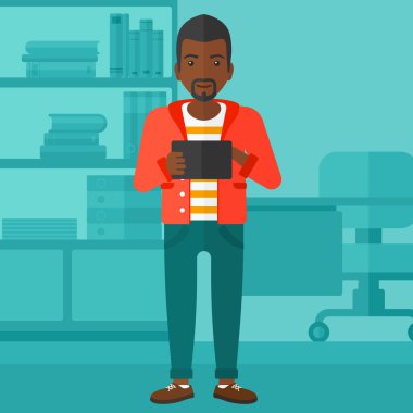 Tablet bilgisayar kullanan adam.