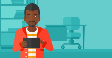 Tablet bilgisayar kullanan adam.