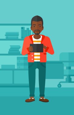 Tablet bilgisayar kullanan adam.