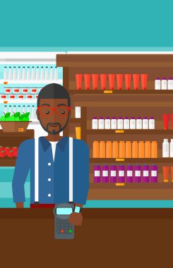 Adam akıllı dikkat ile ödeme.