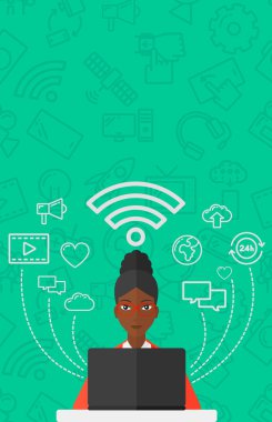 Dizüstü bilgisayarda çalışan kadın.