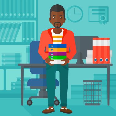 Adam holding yığın klasörler.