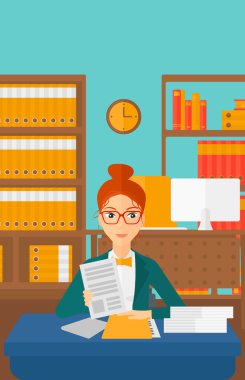 İK Yöneticisi dosyaları denetleme.