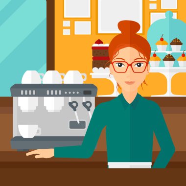 Barista ayakta yakınındaki kahve makinesi.