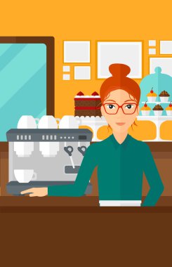 Barista ayakta yakınındaki kahve makinesi.