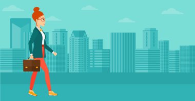 Evrak çantası ile yürüyüş iş kadını.