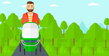 Adam iterek çocuk arabası.