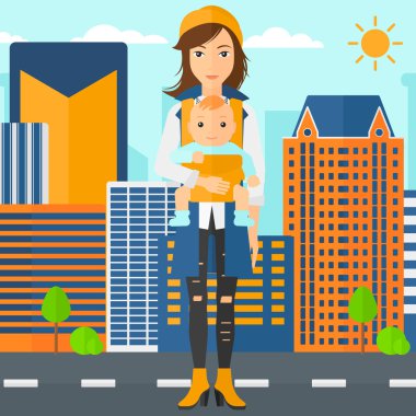 Kadın holding bebek askı içinde.