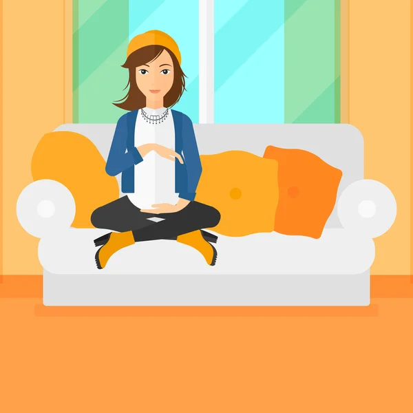 Terhes nő ül a kanapén. — Stock Vector