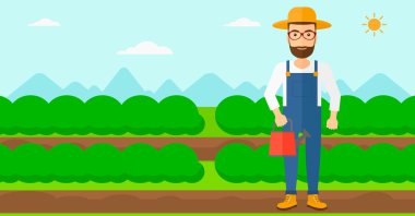 Sulama kabı olan çiftçi.