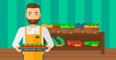 Süpermarket işçi ile kutu elma dolu.