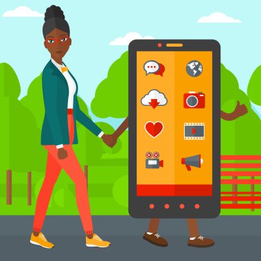 Smartphone ile yürüyen kadın.