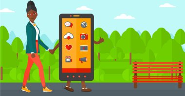 Smartphone ile yürüyen kadın.