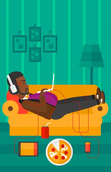 Mann liegt mit vielen Gadgets auf Sofa. — Stockvektor