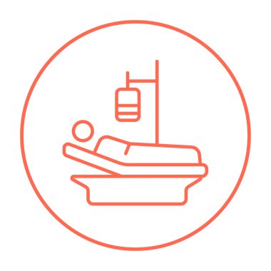 Hasta yatak satırı simgesi üzerinde yalan.