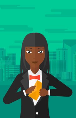 Kadın koyarak zarf içinde cep.