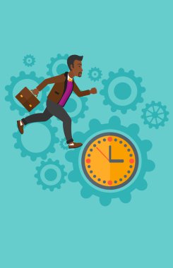 Saat arka planda çalışan adam.