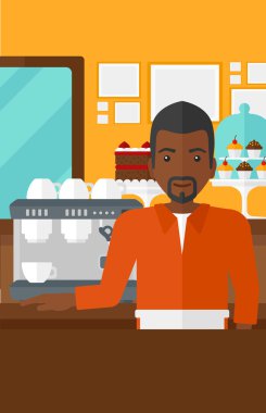 Barista ayakta yakınındaki kahve makinesi.