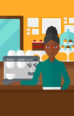 Barista ayakta yakınındaki kahve makinesi.