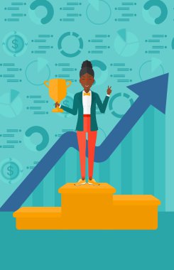 Kaide üzerinde neşeli kadın.