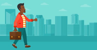 İş adamı çantayla yürüyor..