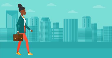 Evrak çantası ile yürüyüş iş kadını.