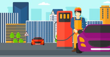 Adam arabasına yakıt dolduruyor.