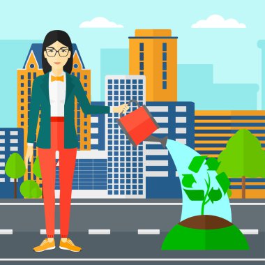 Kadın ağaç taç yerine geri dönüşüm işareti ile sulama.