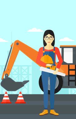 Kask ile mühendis ve blueprint.