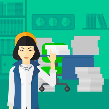 İş kadını onun işaret parmağı ile işaret eden oktan yukarı.