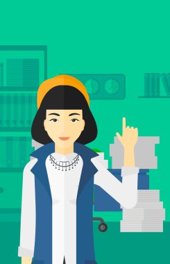 İş kadını onun işaret parmağı ile işaret eden oktan yukarı.