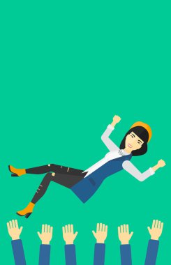 Kutlama sırasında başarılı iş kadını.