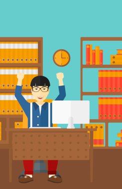 Ofiste çalışan adam..