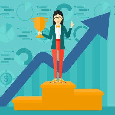 Kaide üzerinde neşeli kadın.