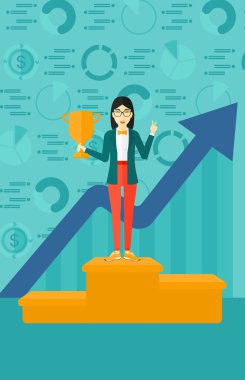 Kaide üzerinde neşeli kadın.