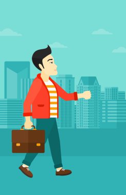 İş adamı çantayla yürüyor..