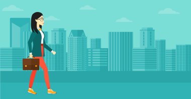 Evrak çantası ile yürüyüş iş kadını.