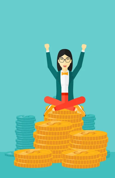 Mujer de negocios feliz sentado en monedas . — Vector de stock