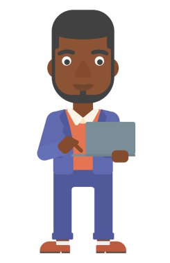 dizüstü bilgisayar kullanan adam.