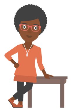 Masaya yaslanan kadın.