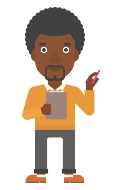 Kalem ve dosyasında el ile ayakta adam.