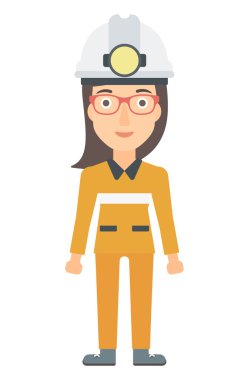 Kask içinde kendine güvenen madenci.