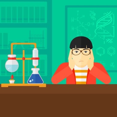 Adam kafasını tutarak çaresizlik içinde.