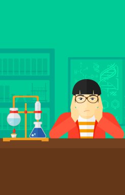 Adam kafasını tutarak çaresizlik içinde.