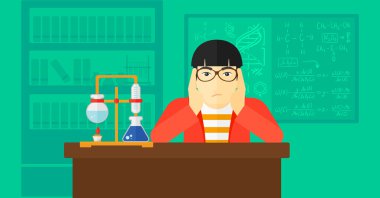 Adam kafasını tutarak çaresizlik içinde.