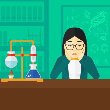 Kadın kafasını tutarak çaresizlik içinde.