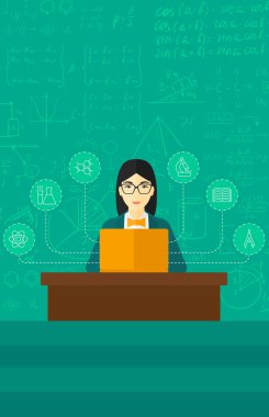 laptop ile okuyan kadın.