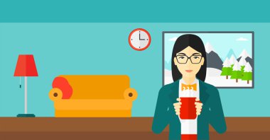 Fincan kahve ile oturan kadın.