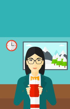 Fincan kahve ile oturan kadın.