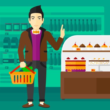 Süpermarket sepeti tutan adam.